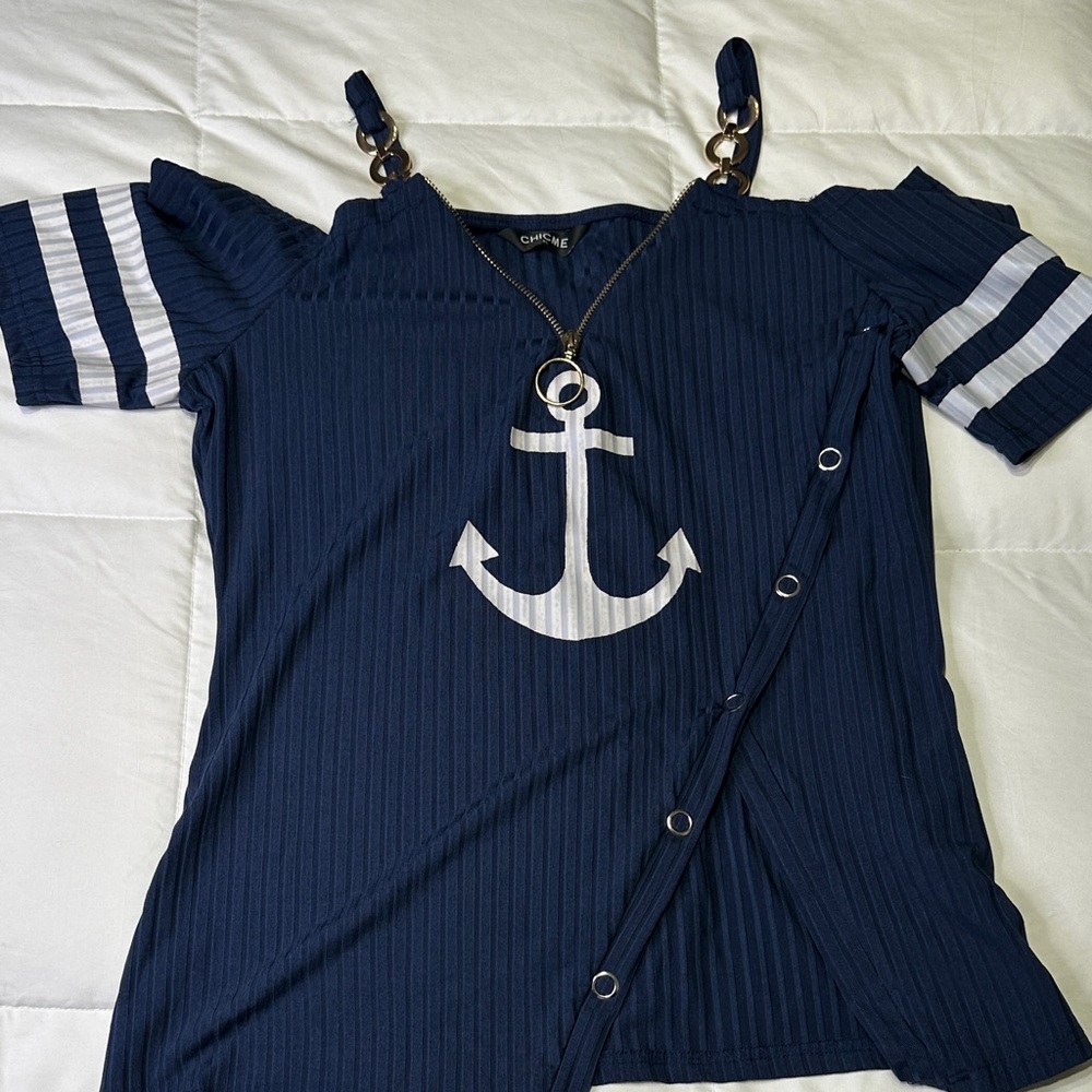 Chic Navy Blue Cold Shoulder Tee with Anchor Graphic
